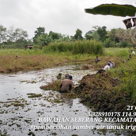 Pemebersihan Sumber Air untuk Irigasi Perpompaan Untuk Pertanian Di Desa Bawahan Seberang